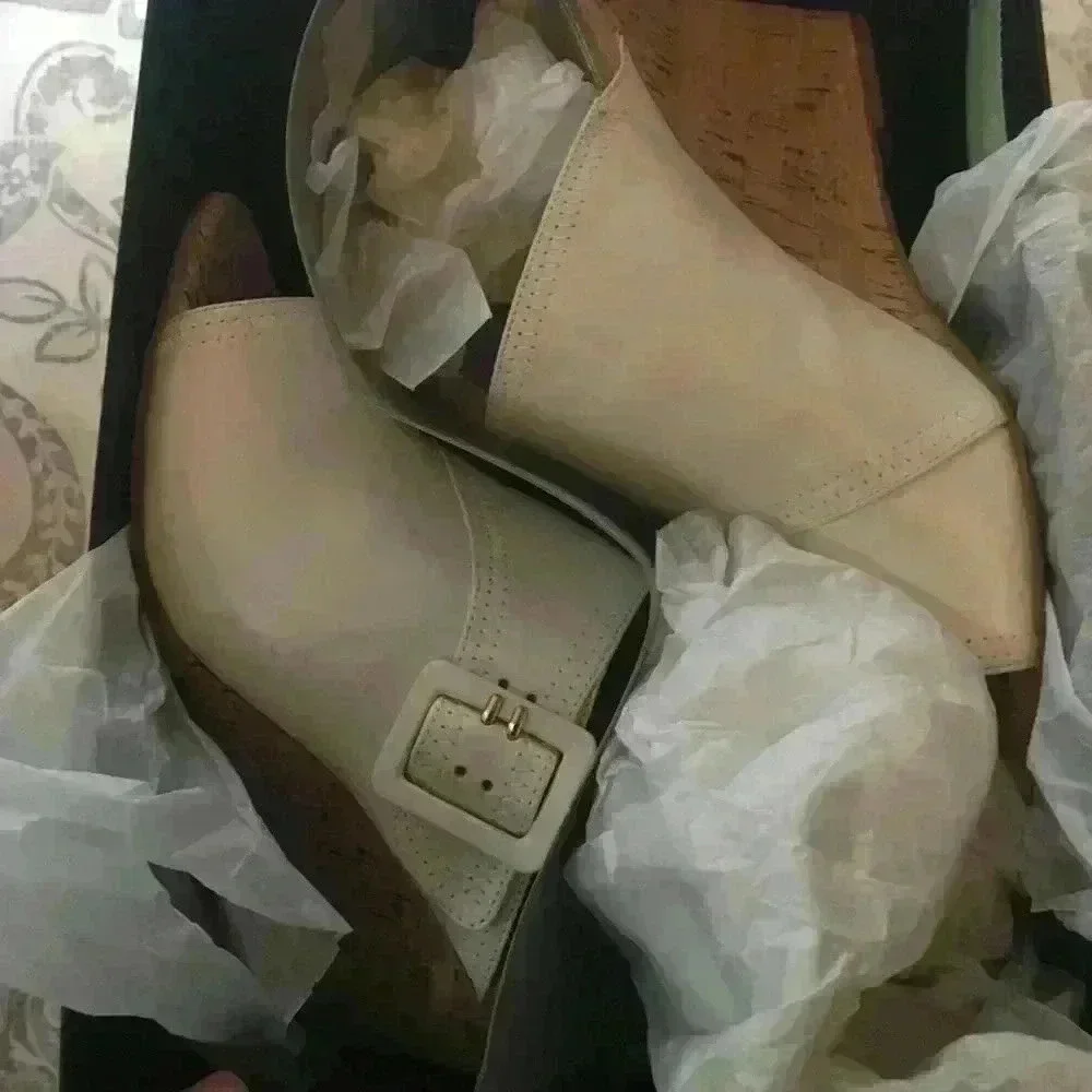 Tahari Ivory Leather Cork Wedge Open Toe sandals Sz 8